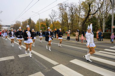 Wroclaw, Polonya - 11 Kasım 2024: Wroclaw 'da Neşeli Bağımsızlık Günü Yürüyüşü, Polonya Bayrakları, Öğrencileri ve 11 Kasım' ı Kutlayan Ailelerle Vatanseverlik Yürüyüşü