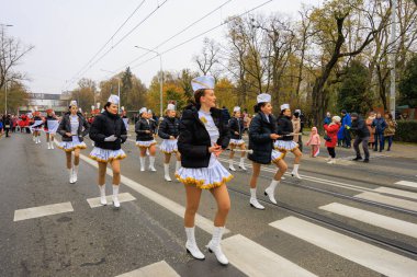 Wroclaw, Polonya - 11 Kasım 2024: Wroclaw 'da Neşeli Bağımsızlık Günü Yürüyüşü, Polonya Bayrakları, Öğrencileri ve 11 Kasım' ı Kutlayan Ailelerle Vatanseverlik Yürüyüşü