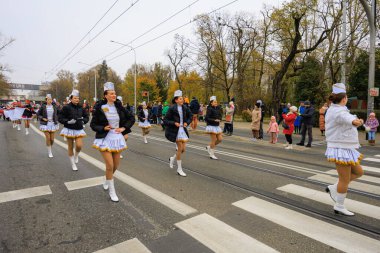 Wroclaw, Polonya - 11 Kasım 2024: Wroclaw 'da Neşeli Bağımsızlık Günü Yürüyüşü, Polonya Bayrakları, Öğrencileri ve 11 Kasım' ı Kutlayan Ailelerle Vatanseverlik Yürüyüşü