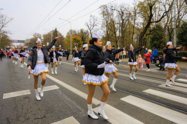 Wroclaw, Polonya - 11 Kasım 2024: Wroclaw 'da Neşeli Bağımsızlık Günü Yürüyüşü, Polonya Bayrakları, Öğrencileri ve 11 Kasım' ı Kutlayan Ailelerle Vatanseverlik Yürüyüşü