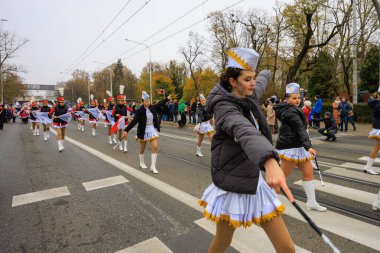 Wroclaw, Polonya - 11 Kasım 2024: Wroclaw 'da Neşeli Bağımsızlık Günü Yürüyüşü, Polonya Bayrakları, Öğrencileri ve 11 Kasım' ı Kutlayan Ailelerle Vatanseverlik Yürüyüşü