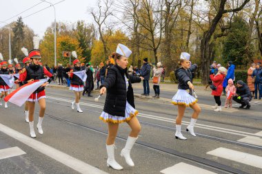 Wroclaw, Polonya - 11 Kasım 2024: Wroclaw 'da Neşeli Bağımsızlık Günü Yürüyüşü, Polonya Bayrakları, Öğrencileri ve 11 Kasım' ı Kutlayan Ailelerle Vatanseverlik Yürüyüşü
