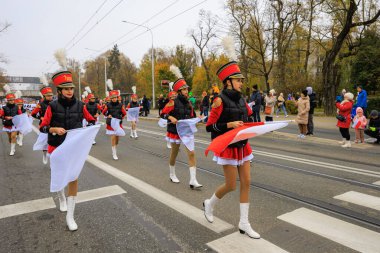 Wroclaw, Polonya - 11 Kasım 2024: Wroclaw 'da Neşeli Bağımsızlık Günü Yürüyüşü, Polonya Bayrakları, Öğrencileri ve 11 Kasım' ı Kutlayan Ailelerle Vatanseverlik Yürüyüşü