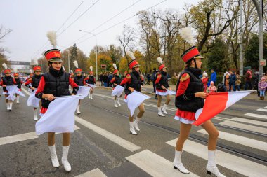 Wroclaw, Polonya - 11 Kasım 2024: Wroclaw 'da Neşeli Bağımsızlık Günü Yürüyüşü, Polonya Bayrakları, Öğrencileri ve 11 Kasım' ı Kutlayan Ailelerle Vatanseverlik Yürüyüşü