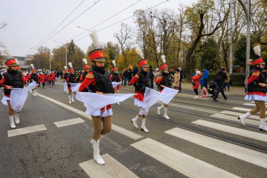 Wroclaw, Polonya - 11 Kasım 2024: Wroclaw 'da Neşeli Bağımsızlık Günü Yürüyüşü, Polonya Bayrakları, Öğrencileri ve 11 Kasım' ı Kutlayan Ailelerle Vatanseverlik Yürüyüşü