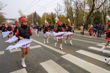 Wroclaw, Polonya - 11 Kasım 2024: Wroclaw 'da Neşeli Bağımsızlık Günü Yürüyüşü, Polonya Bayrakları, Öğrencileri ve 11 Kasım' ı Kutlayan Ailelerle Vatanseverlik Yürüyüşü