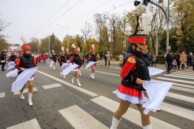 Wroclaw, Polonya - 11 Kasım 2024: Wroclaw 'da Neşeli Bağımsızlık Günü Yürüyüşü, Polonya Bayrakları, Öğrencileri ve 11 Kasım' ı Kutlayan Ailelerle Vatanseverlik Yürüyüşü