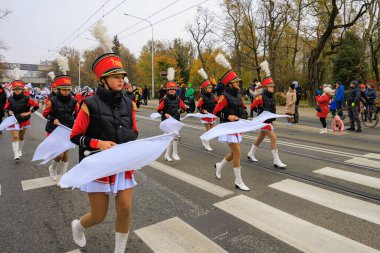 Wroclaw, Polonya - 11 Kasım 2024: Wroclaw 'da Neşeli Bağımsızlık Günü Yürüyüşü, Polonya Bayrakları, Öğrencileri ve 11 Kasım' ı Kutlayan Ailelerle Vatanseverlik Yürüyüşü