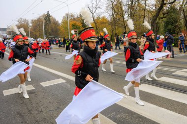 Wroclaw, Polonya - 11 Kasım 2024: Wroclaw 'da Neşeli Bağımsızlık Günü Yürüyüşü, Polonya Bayrakları, Öğrencileri ve 11 Kasım' ı Kutlayan Ailelerle Vatanseverlik Yürüyüşü