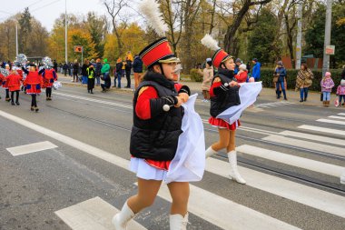 Wroclaw, Polonya - 11 Kasım 2024: Wroclaw 'da Neşeli Bağımsızlık Günü Yürüyüşü, Polonya Bayrakları, Öğrencileri ve 11 Kasım' ı Kutlayan Ailelerle Vatanseverlik Yürüyüşü