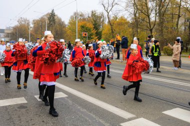 Wroclaw, Polonya - 11 Kasım 2024: Wroclaw 'da Neşeli Bağımsızlık Günü Yürüyüşü, Polonya Bayrakları, Öğrencileri ve 11 Kasım' ı Kutlayan Ailelerle Vatanseverlik Yürüyüşü