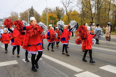Wroclaw, Polonya - 11 Kasım 2024: Wroclaw 'da Neşeli Bağımsızlık Günü Yürüyüşü, Polonya Bayrakları, Öğrencileri ve 11 Kasım' ı Kutlayan Ailelerle Vatanseverlik Yürüyüşü