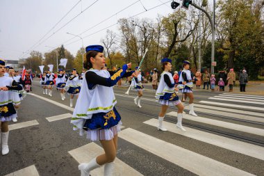 Wroclaw, Polonya - 11 Kasım 2024: Wroclaw 'da Neşeli Bağımsızlık Günü Yürüyüşü, Polonya Bayrakları, Öğrencileri ve 11 Kasım' ı Kutlayan Ailelerle Vatanseverlik Yürüyüşü