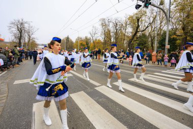 Wroclaw, Polonya - 11 Kasım 2024: Wroclaw 'da Neşeli Bağımsızlık Günü Yürüyüşü, Polonya Bayrakları, Öğrencileri ve 11 Kasım' ı Kutlayan Ailelerle Vatanseverlik Yürüyüşü