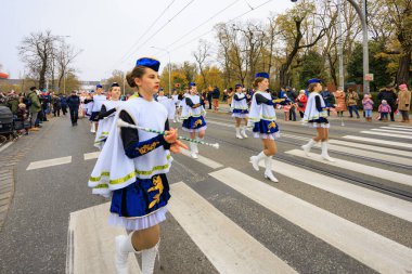 Wroclaw, Polonya - 11 Kasım 2024: Wroclaw 'da Neşeli Bağımsızlık Günü Yürüyüşü, Polonya Bayrakları, Öğrencileri ve 11 Kasım' ı Kutlayan Ailelerle Vatanseverlik Yürüyüşü