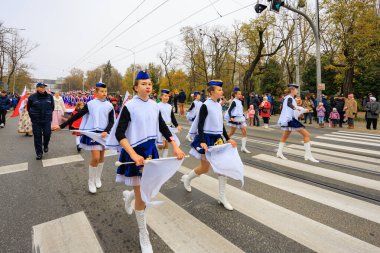 Wroclaw, Polonya - 11 Kasım 2024: Wroclaw 'da Neşeli Bağımsızlık Günü Yürüyüşü, Polonya Bayrakları, Öğrencileri ve 11 Kasım' ı Kutlayan Ailelerle Vatanseverlik Yürüyüşü