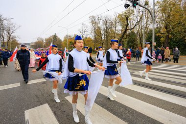 Wroclaw, Polonya - 11 Kasım 2024: Wroclaw 'da Neşeli Bağımsızlık Günü Yürüyüşü, Polonya Bayrakları, Öğrencileri ve 11 Kasım' ı Kutlayan Ailelerle Vatanseverlik Yürüyüşü
