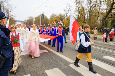 Wroclaw, Polonya - 11 Kasım 2024: Wroclaw 'da Neşeli Bağımsızlık Günü Yürüyüşü, Polonya Bayrakları, Öğrencileri ve 11 Kasım' ı Kutlayan Ailelerle Vatanseverlik Yürüyüşü