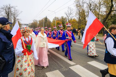 Wroclaw, Polonya - 11 Kasım 2024: Wroclaw 'da Neşeli Bağımsızlık Günü Yürüyüşü, Polonya Bayrakları, Öğrencileri ve 11 Kasım' ı Kutlayan Ailelerle Vatanseverlik Yürüyüşü