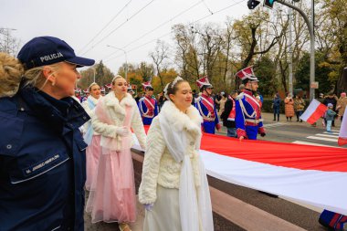 Wroclaw, Polonya - 11 Kasım 2024: Wroclaw 'da Neşeli Bağımsızlık Günü Yürüyüşü, Polonya Bayrakları, Öğrencileri ve 11 Kasım' ı Kutlayan Ailelerle Vatanseverlik Yürüyüşü