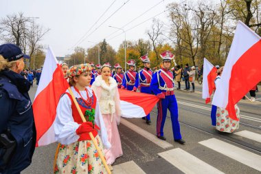 Wroclaw, Polonya - 11 Kasım 2024: Wroclaw 'da Neşeli Bağımsızlık Günü Yürüyüşü, Polonya Bayrakları, Öğrencileri ve 11 Kasım' ı Kutlayan Ailelerle Vatanseverlik Yürüyüşü