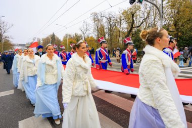 Wroclaw, Polonya - 11 Kasım 2024: Wroclaw 'da Neşeli Bağımsızlık Günü Yürüyüşü, Polonya Bayrakları, Öğrencileri ve 11 Kasım' ı Kutlayan Ailelerle Vatanseverlik Yürüyüşü