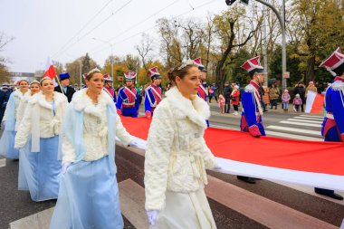 Wroclaw, Polonya - 11 Kasım 2024: Wroclaw 'da Neşeli Bağımsızlık Günü Yürüyüşü, Polonya Bayrakları, Öğrencileri ve 11 Kasım' ı Kutlayan Ailelerle Vatanseverlik Yürüyüşü
