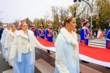 Wroclaw, Polonya - 11 Kasım 2024: Wroclaw 'da Neşeli Bağımsızlık Günü Yürüyüşü, Polonya Bayrakları, Öğrencileri ve 11 Kasım' ı Kutlayan Ailelerle Vatanseverlik Yürüyüşü