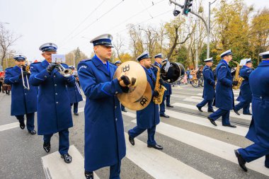 Wroclaw, Polonya - 11 Kasım 2024: Wroclaw 'da Neşeli Bağımsızlık Günü Yürüyüşü, Polonya Bayrakları, Öğrencileri ve 11 Kasım' ı Kutlayan Ailelerle Vatanseverlik Yürüyüşü