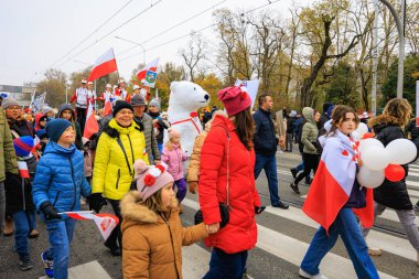Wroclaw, Polonya - 11 Kasım 2024: Wroclaw 'da Neşeli Bağımsızlık Günü Yürüyüşü, Polonya Bayrakları, Öğrencileri ve 11 Kasım' ı Kutlayan Ailelerle Vatanseverlik Yürüyüşü