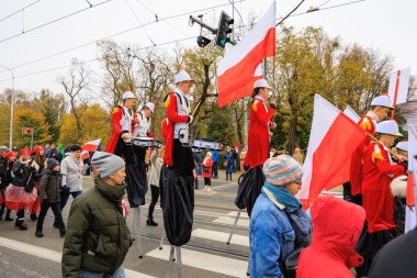 Wroclaw, Polonya - 11 Kasım 2024: Wroclaw 'da Neşeli Bağımsızlık Günü Yürüyüşü, Polonya Bayrakları, Öğrencileri ve 11 Kasım' ı Kutlayan Ailelerle Vatanseverlik Yürüyüşü