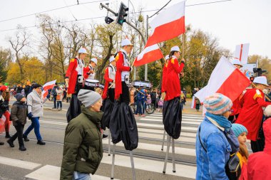 Wroclaw, Polonya - 11 Kasım 2024: Wroclaw 'da Neşeli Bağımsızlık Günü Yürüyüşü, Polonya Bayrakları, Öğrencileri ve 11 Kasım' ı Kutlayan Ailelerle Vatanseverlik Yürüyüşü