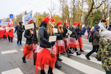 Wroclaw, Polonya - 11 Kasım 2024: Wroclaw 'da Neşeli Bağımsızlık Günü Yürüyüşü, Polonya Bayrakları, Öğrencileri ve 11 Kasım' ı Kutlayan Ailelerle Vatanseverlik Yürüyüşü
