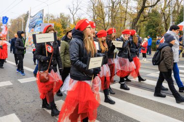 Wroclaw, Polonya - 11 Kasım 2024: Wroclaw 'da Neşeli Bağımsızlık Günü Yürüyüşü, Polonya Bayrakları, Öğrencileri ve 11 Kasım' ı Kutlayan Ailelerle Vatanseverlik Yürüyüşü