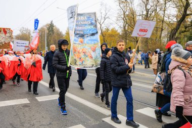 Wroclaw, Polonya - 11 Kasım 2024: Wroclaw 'da Neşeli Bağımsızlık Günü Yürüyüşü, Polonya Bayrakları, Öğrencileri ve 11 Kasım' ı Kutlayan Ailelerle Vatanseverlik Yürüyüşü