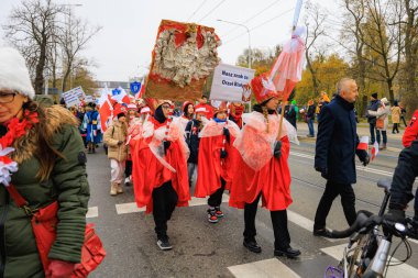Wroclaw, Polonya - 11 Kasım 2024: Wroclaw 'da Neşeli Bağımsızlık Günü Yürüyüşü, Polonya Bayrakları, Öğrencileri ve 11 Kasım' ı Kutlayan Ailelerle Vatanseverlik Yürüyüşü