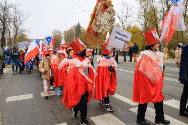 Wroclaw, Polonya - 11 Kasım 2024: Wroclaw 'da Neşeli Bağımsızlık Günü Yürüyüşü, Polonya Bayrakları, Öğrencileri ve 11 Kasım' ı Kutlayan Ailelerle Vatanseverlik Yürüyüşü