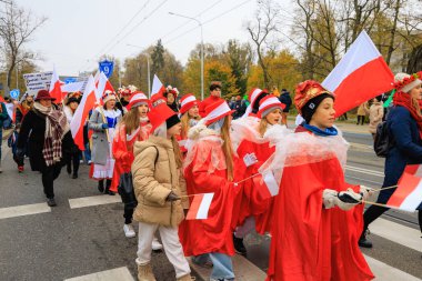 Wroclaw, Polonya - 11 Kasım 2024: Wroclaw 'da Neşeli Bağımsızlık Günü Yürüyüşü, Polonya Bayrakları, Öğrencileri ve 11 Kasım' ı Kutlayan Ailelerle Vatanseverlik Yürüyüşü