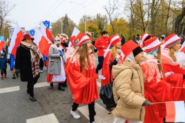 Wroclaw, Polonya - 11 Kasım 2024: Wroclaw 'da Neşeli Bağımsızlık Günü Yürüyüşü, Polonya Bayrakları, Öğrencileri ve 11 Kasım' ı Kutlayan Ailelerle Vatanseverlik Yürüyüşü