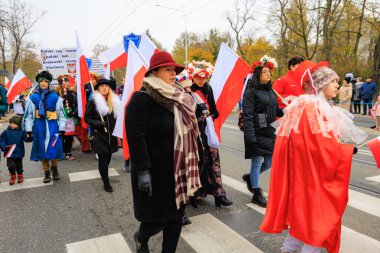 Wroclaw, Polonya - 11 Kasım 2024: Wroclaw 'da Neşeli Bağımsızlık Günü Yürüyüşü, Polonya Bayrakları, Öğrencileri ve 11 Kasım' ı Kutlayan Ailelerle Vatanseverlik Yürüyüşü