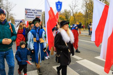 Wroclaw, Polonya - 11 Kasım 2024: Wroclaw 'da Neşeli Bağımsızlık Günü Yürüyüşü, Polonya Bayrakları, Öğrencileri ve 11 Kasım' ı Kutlayan Ailelerle Vatanseverlik Yürüyüşü