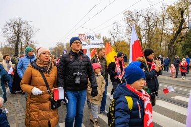Wroclaw, Polonya - 11 Kasım 2024: Wroclaw 'da Neşeli Bağımsızlık Günü Yürüyüşü, Polonya Bayrakları, Öğrencileri ve 11 Kasım' ı Kutlayan Ailelerle Vatanseverlik Yürüyüşü