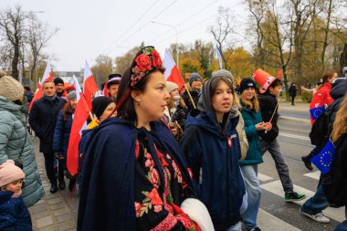 Wroclaw, Polonya - 11 Kasım 2024: Wroclaw 'da Neşeli Bağımsızlık Günü Yürüyüşü, Polonya Bayrakları, Öğrencileri ve 11 Kasım' ı Kutlayan Ailelerle Vatanseverlik Yürüyüşü