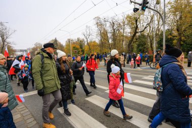 Wroclaw, Polonya - 11 Kasım 2024: Wroclaw 'da Neşeli Bağımsızlık Günü Yürüyüşü, Polonya Bayrakları, Öğrencileri ve 11 Kasım' ı Kutlayan Ailelerle Vatanseverlik Yürüyüşü