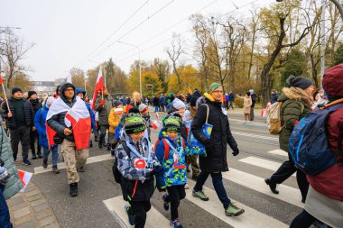 Wroclaw, Polonya - 11 Kasım 2024: Wroclaw 'da Neşeli Bağımsızlık Günü Yürüyüşü, Polonya Bayrakları, Öğrencileri ve 11 Kasım' ı Kutlayan Ailelerle Vatanseverlik Yürüyüşü