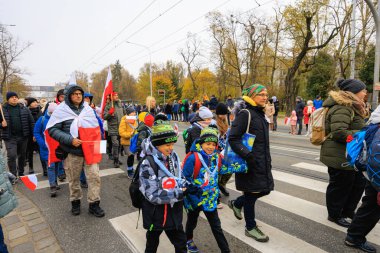 Wroclaw, Polonya - 11 Kasım 2024: Wroclaw 'da Neşeli Bağımsızlık Günü Yürüyüşü, Polonya Bayrakları, Öğrencileri ve 11 Kasım' ı Kutlayan Ailelerle Vatanseverlik Yürüyüşü