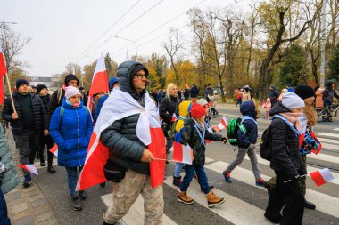 Wroclaw, Polonya - 11 Kasım 2024: Wroclaw 'da Neşeli Bağımsızlık Günü Yürüyüşü, Polonya Bayrakları, Öğrencileri ve 11 Kasım' ı Kutlayan Ailelerle Vatanseverlik Yürüyüşü