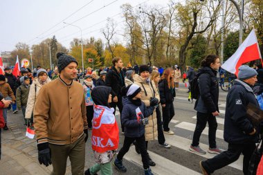 Wroclaw, Polonya - 11 Kasım 2024: Wroclaw 'da Neşeli Bağımsızlık Günü Yürüyüşü, Polonya Bayrakları, Öğrencileri ve 11 Kasım' ı Kutlayan Ailelerle Vatanseverlik Yürüyüşü