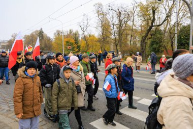 Wroclaw, Polonya - 11 Kasım 2024: Wroclaw 'da Neşeli Bağımsızlık Günü Yürüyüşü, Polonya Bayrakları, Öğrencileri ve 11 Kasım' ı Kutlayan Ailelerle Vatanseverlik Yürüyüşü