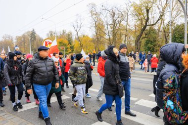 Wroclaw, Polonya - 11 Kasım 2024: Wroclaw 'da Neşeli Bağımsızlık Günü Yürüyüşü, Polonya Bayrakları, Öğrencileri ve 11 Kasım' ı Kutlayan Ailelerle Vatanseverlik Yürüyüşü